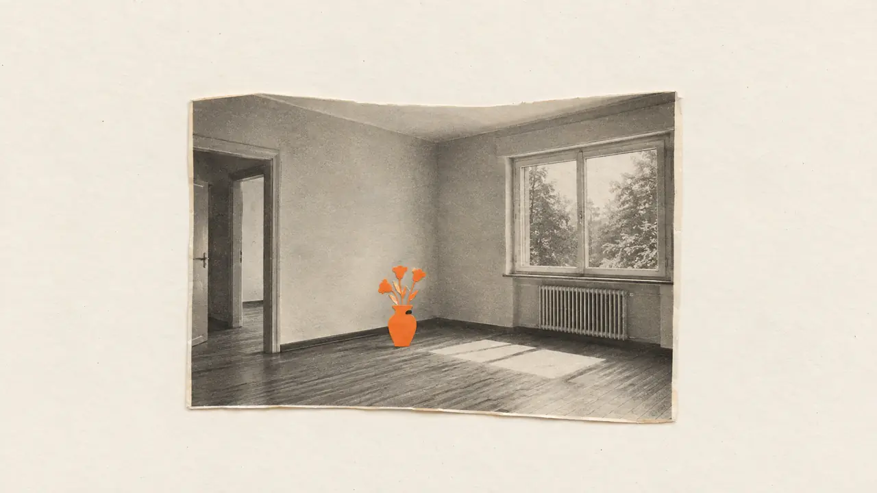 Collage antiguo de una habitación vacía con un solo jarrón de flores de papel naranja en el suelo
