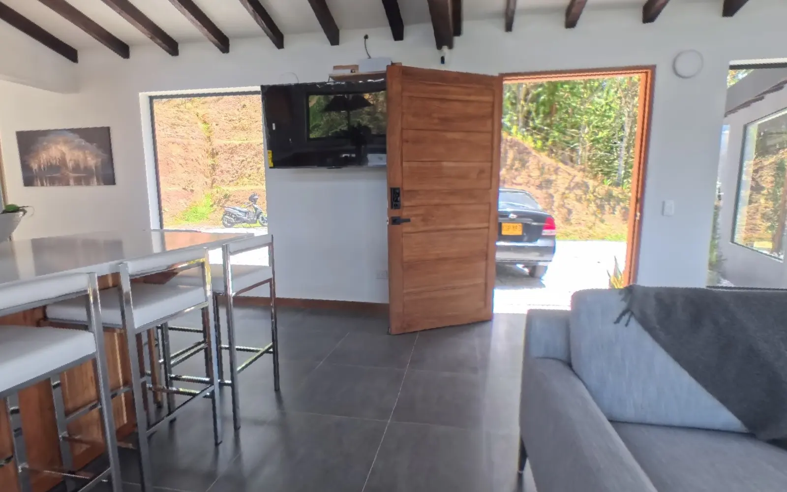 Sala e cozinha integradas de uma casa de campo, de um tour virtual 360° feito com a Pedra