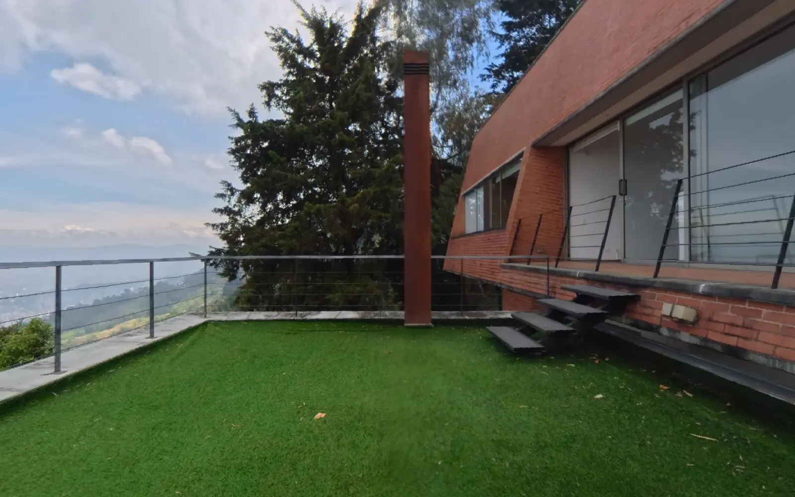 Terraço-jardim de uma casa de tijolos, de um tour virtual 360° feito com a Pedra
