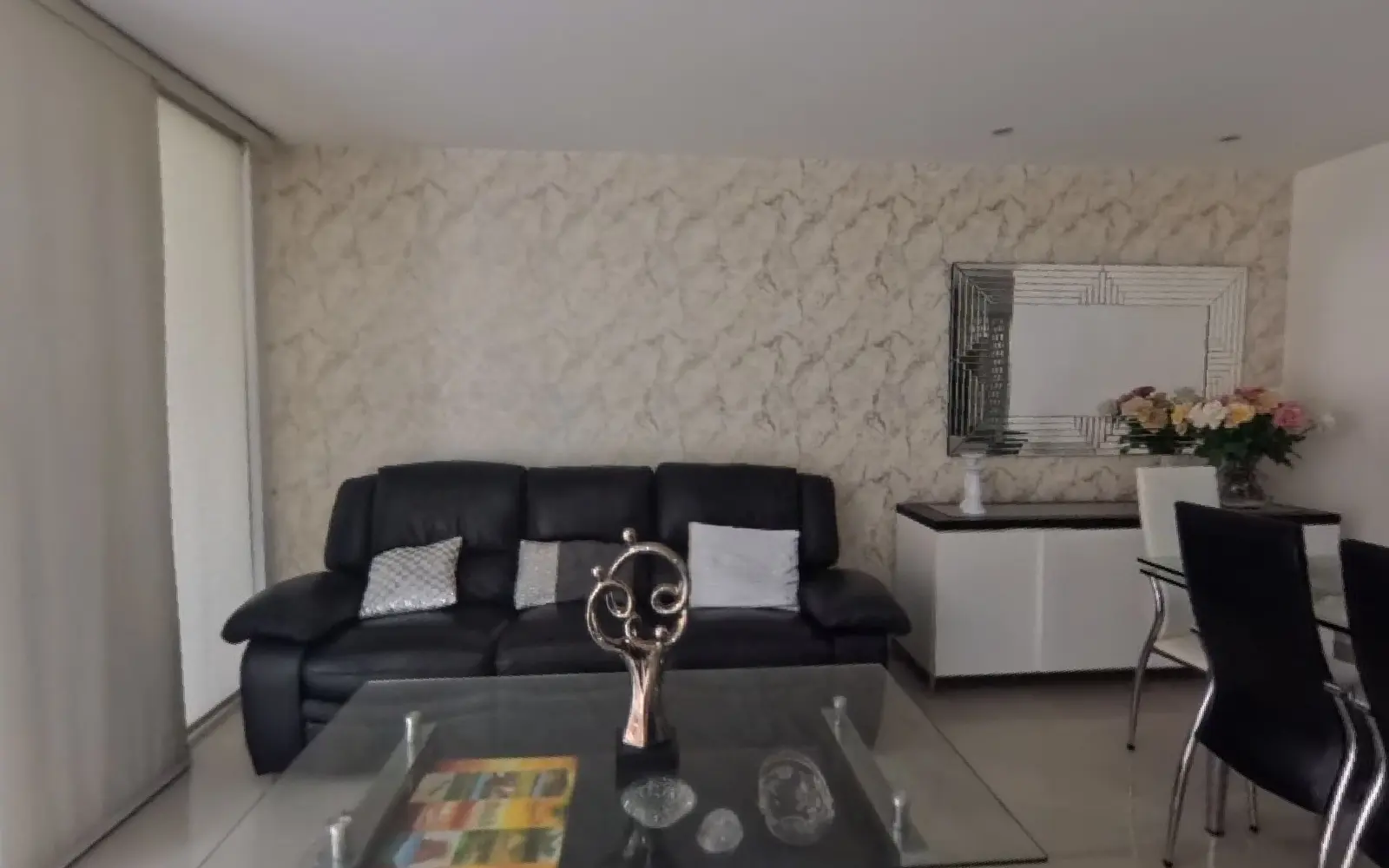 Sala de um apartamento mobiliado, de um tour virtual 360° feito com a Pedra