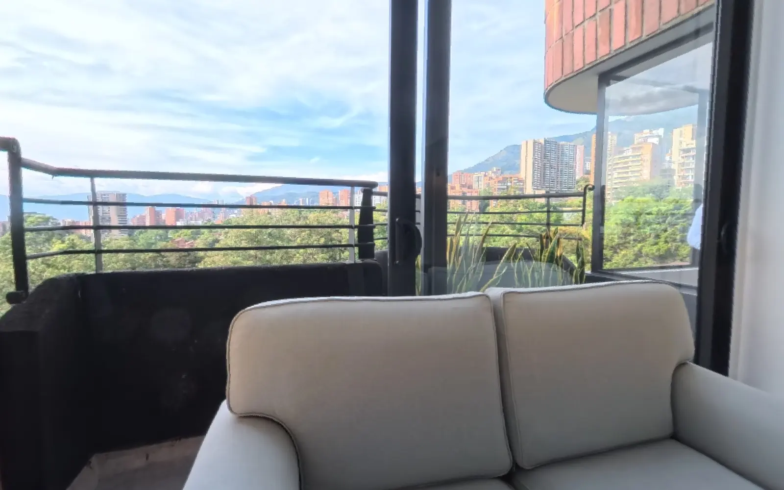 Sala de uma cobertura duplex, de um tour virtual 360° feito com a Pedra