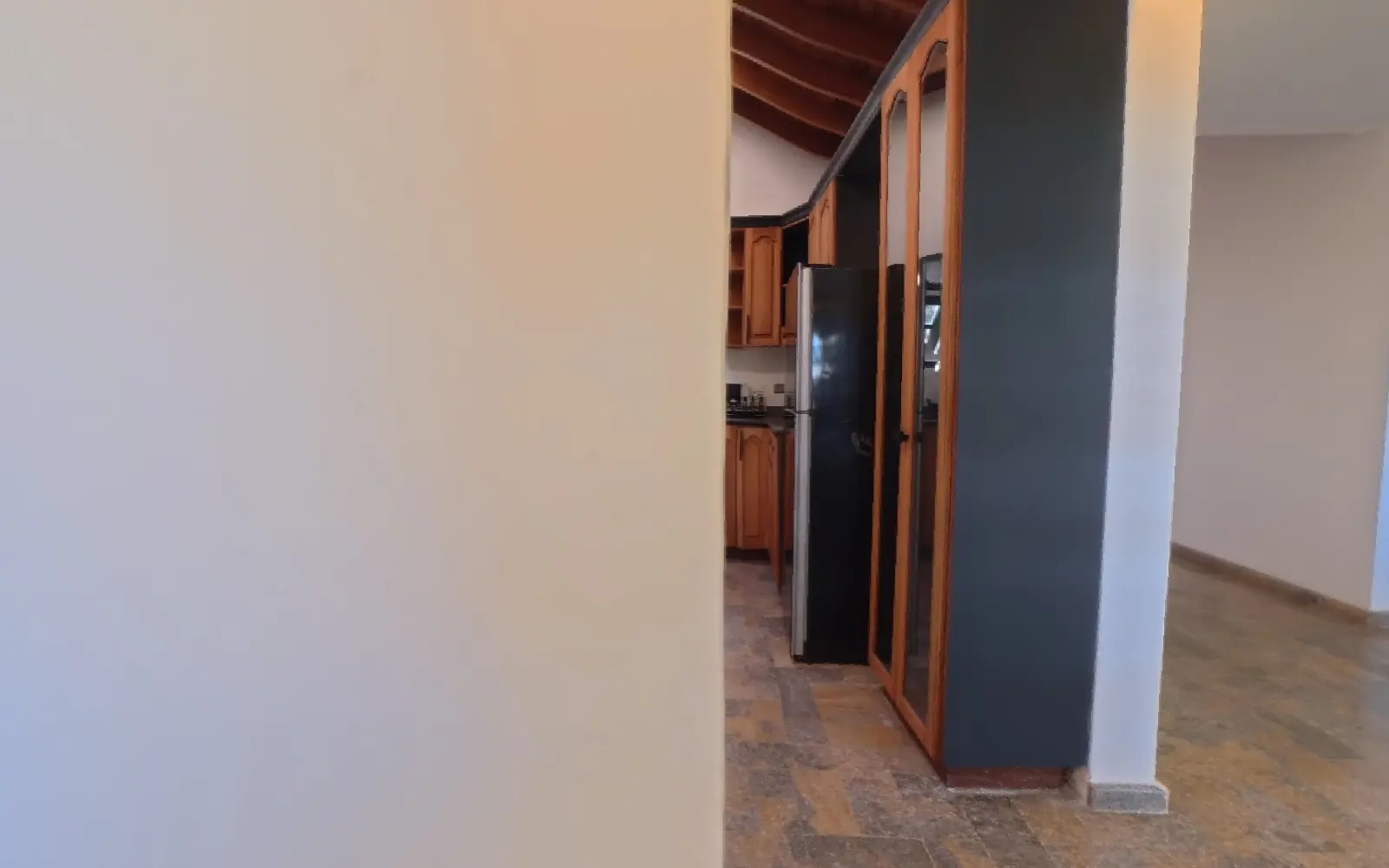 Sala de uma casa de campo mobiliada, de um tour virtual 360° feito com a Pedra