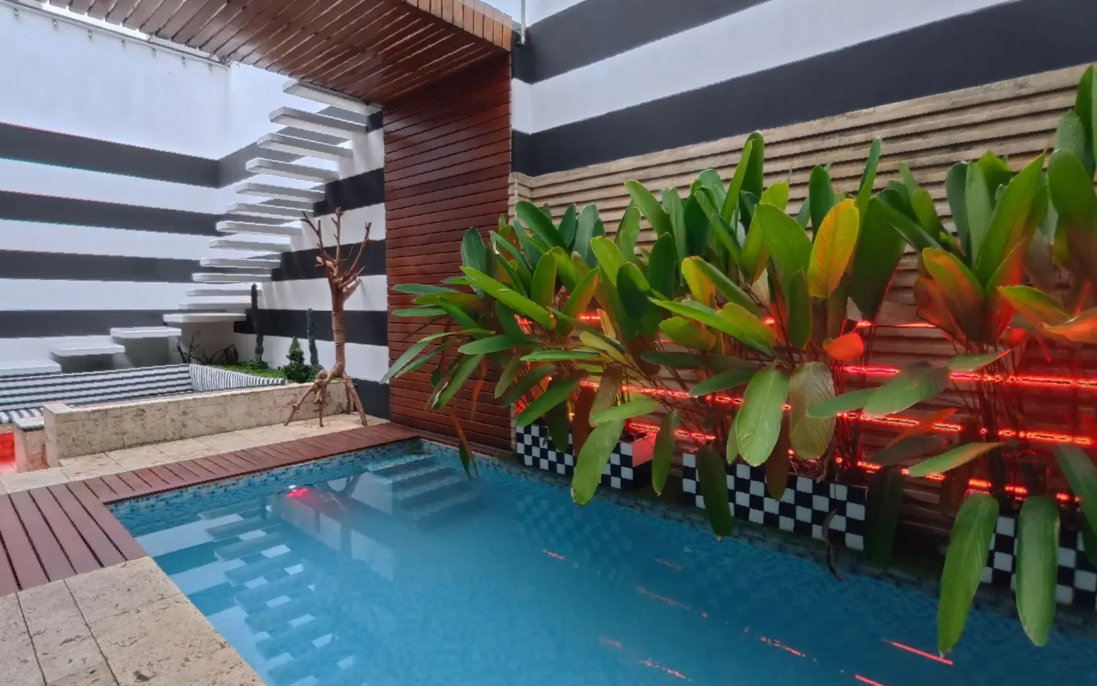 Piscina de uma casa mobiliada, de um tour virtual 360° feito com a Pedra