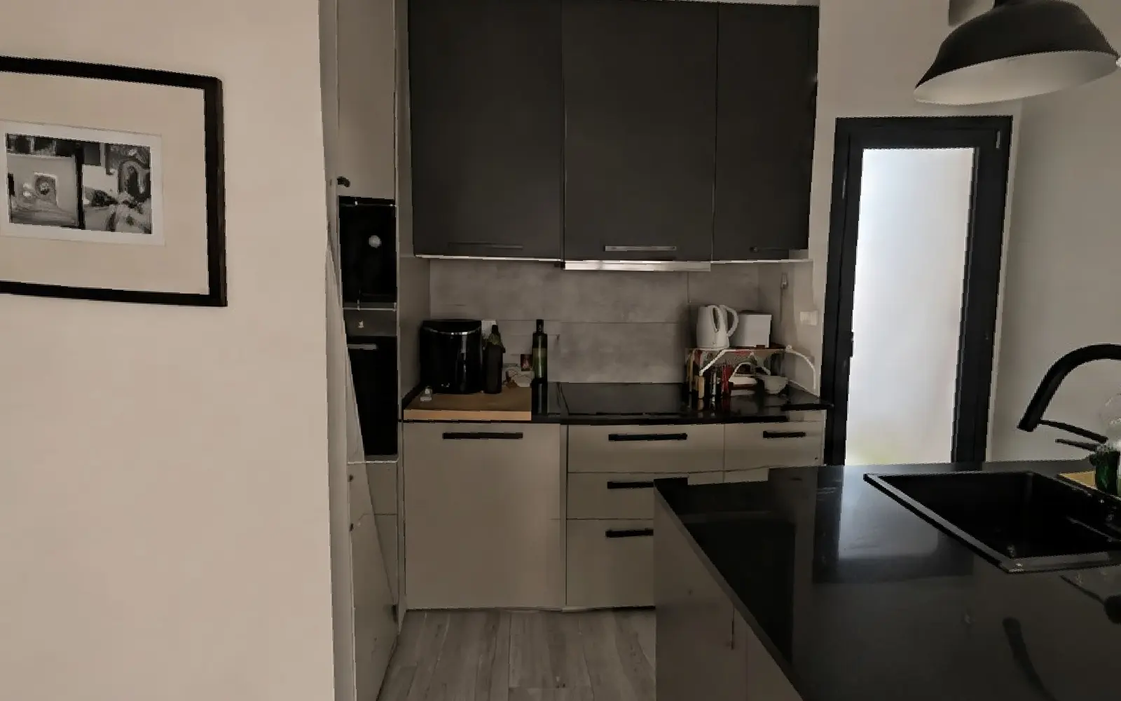 Cômodo de um apartamento, de um tour virtual 360° feito com o celular no app da Pedra