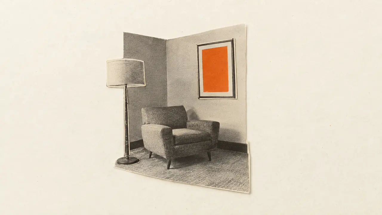 Collage de una foto antigua de un rincón vacío con un sillón, una lámpara y un cuadro de papel naranja
