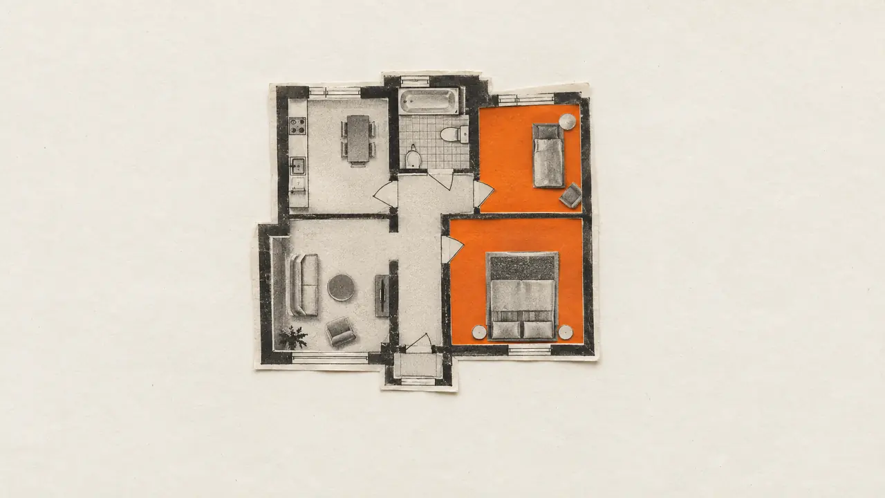 Collage aus einem gedruckten Schwarz-Weiß-Wohnungsgrundriss, zwei Räume mit orangefarbenem Papier gefüllt