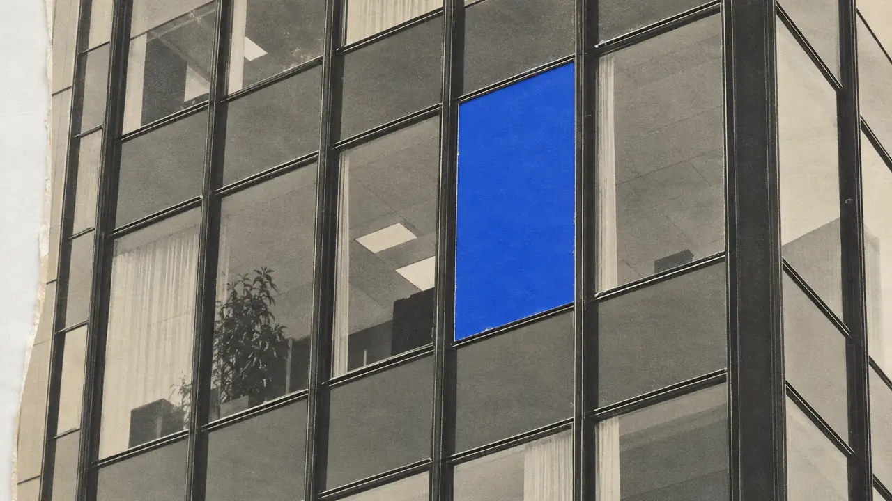 Collage aus einem Schwarz-Weiß-Foto einer gläsernen Bürofassade, eine Scheibe aus kobaltblauem Papier