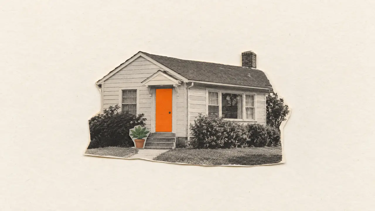 Collage aus einem alten Foto eines schlichten Hauses mit Haustür aus orangefarbenem Papier und einer kleinen Topfpflanze