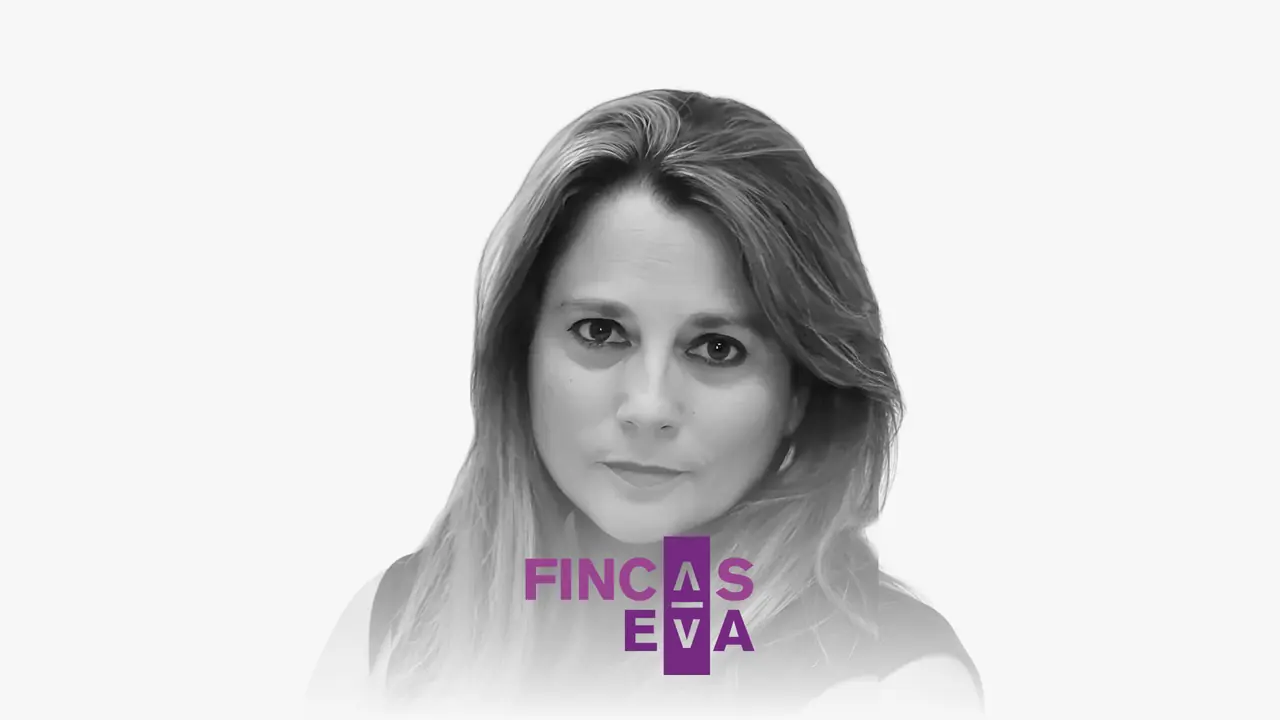 Ritratto in bianco e nero di Eva López con il logo di Fincas Eva