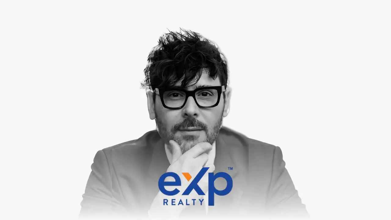 Ritratto in bianco e nero di David González con il logo di eXp Realty
