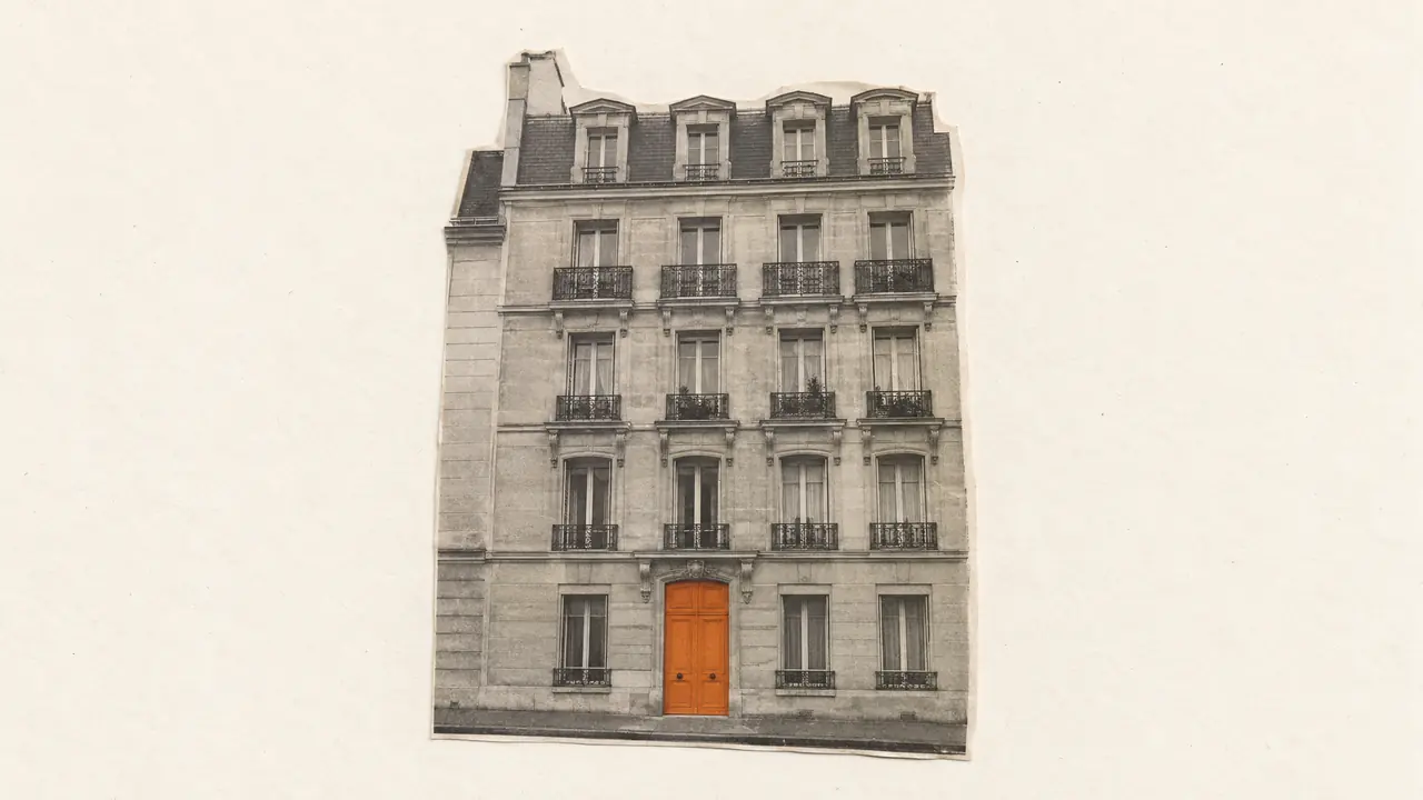 Collage d'une photo de magazine ancienne d'une façade d'immeuble parisien dont la porte d'entrée est en papier orange