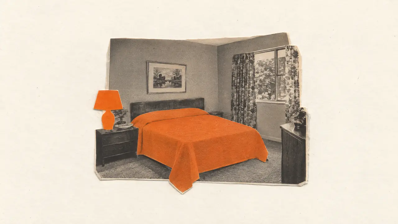 Collage d'une photo ancienne d'une chambre terne et vieillotte, avec couvre-lit et lampe neufs en papier orange