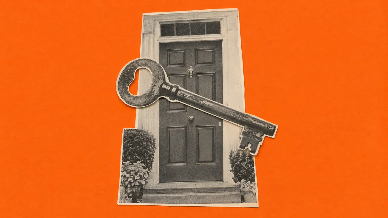 Collage d'une photo ancienne d'une vieille clé de maison posée sur la photo d'une porte, avec du papier orange