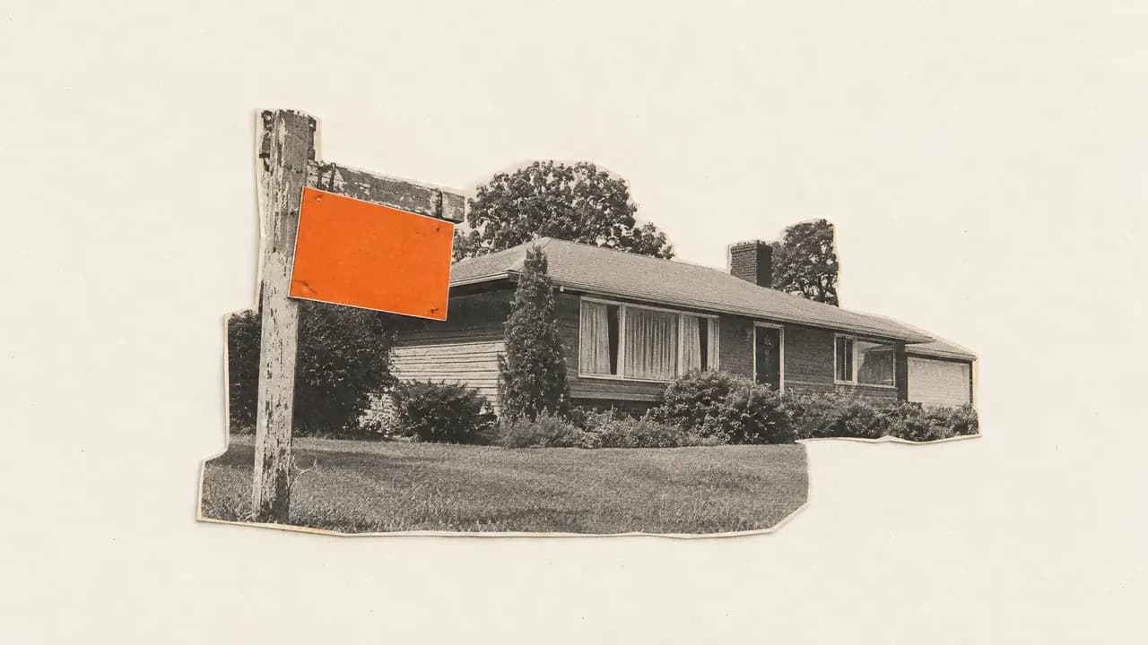Collage d'une photo ancienne d'une maison au panneau délavé, recouvert d'un nouveau panneau en papier orange