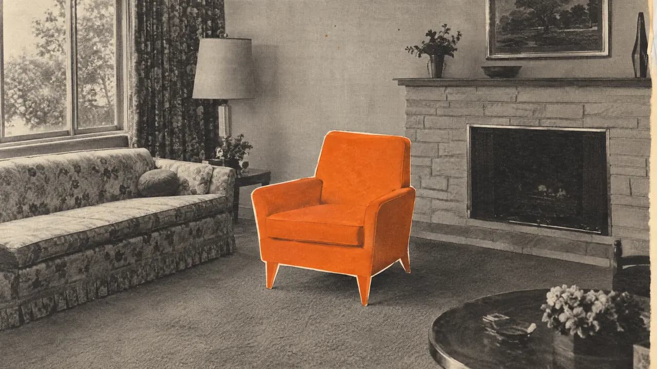 Colagem a preto e branco de uma sala degradada, com um cadeirão novo em papel laranja ao centro
