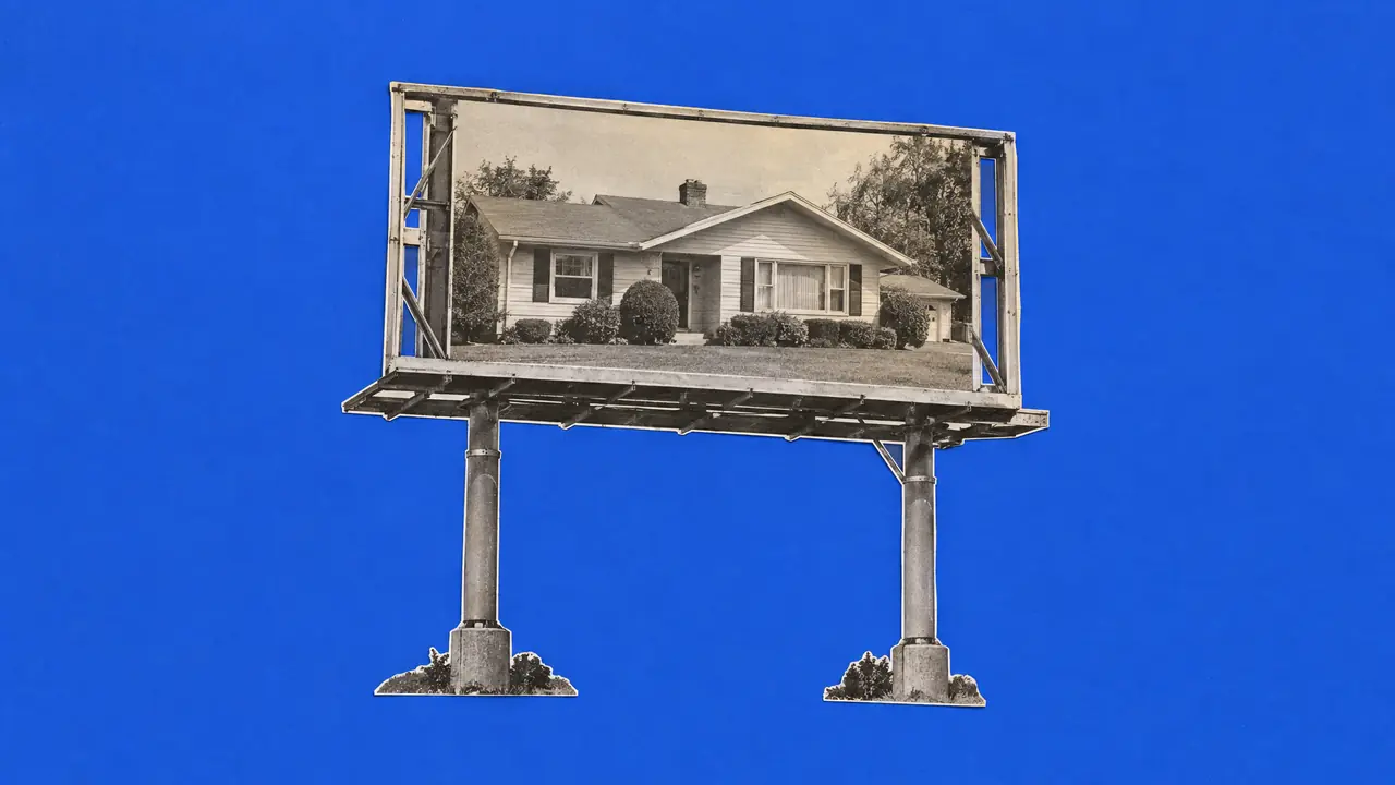 Collage d'une photo ancienne d'un panneau d'affichage vide avec une photo de maison collée, et du papier bleu cobalt
