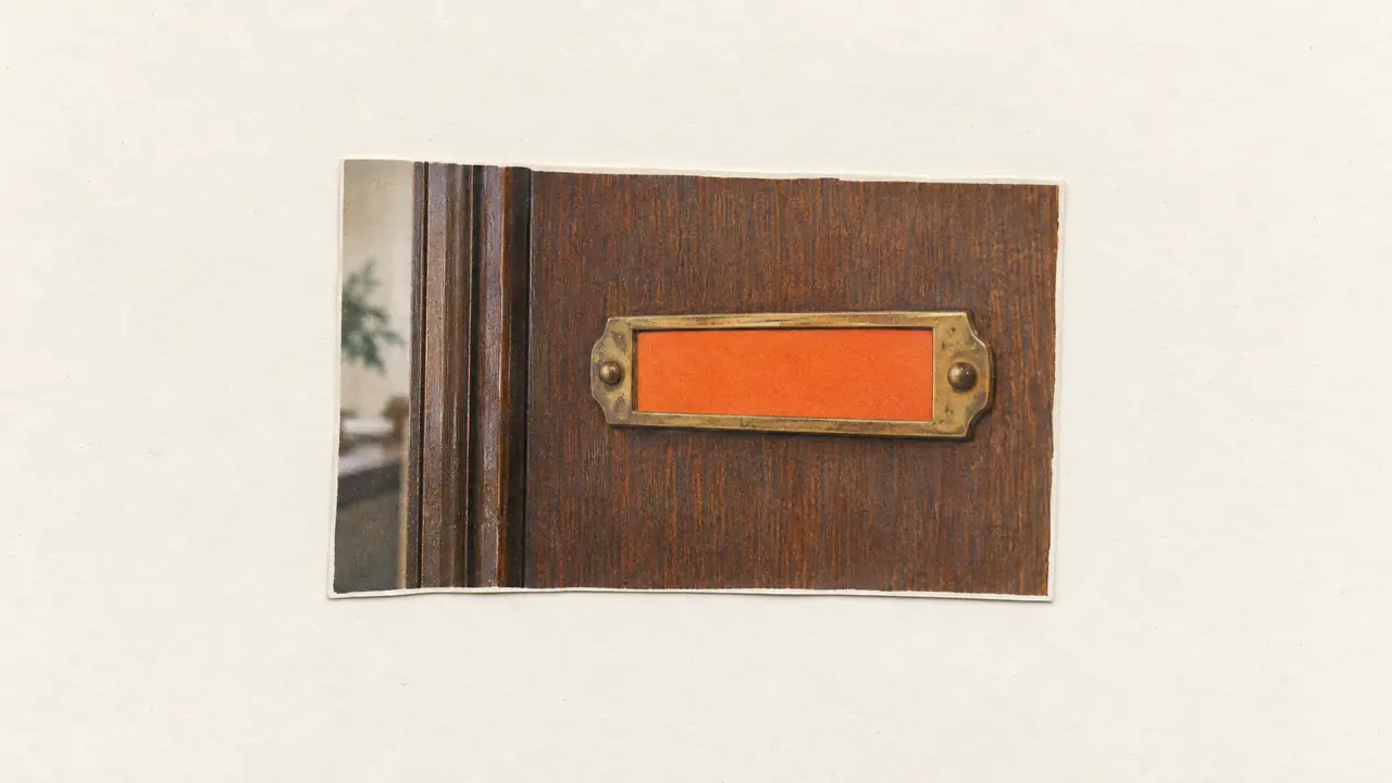Collage de una foto antigua de una placa de oficina en blanco sobre una puerta de madera, de papel naranja