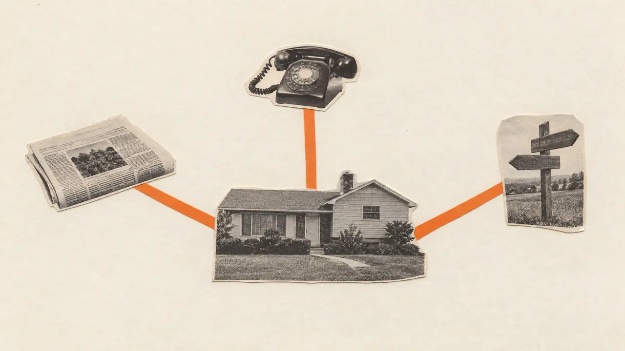 Collage d'une maison ancienne d'où partent des bandes de papier orange vers un téléphone, un journal et un panneau