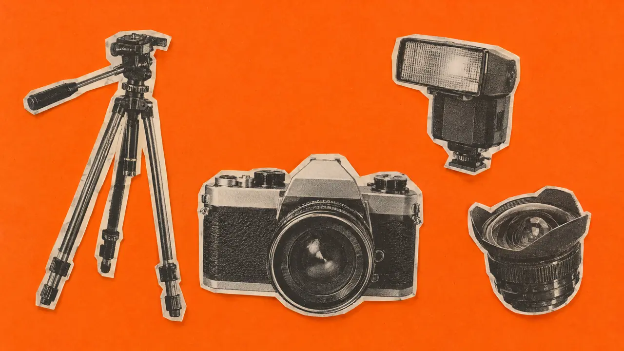 Collage aus alten Fotos von Kamera, Stativ, Blitz und Weitwinkelobjektiv, ordentlich angeordnet, mit orangefarbenem Papier