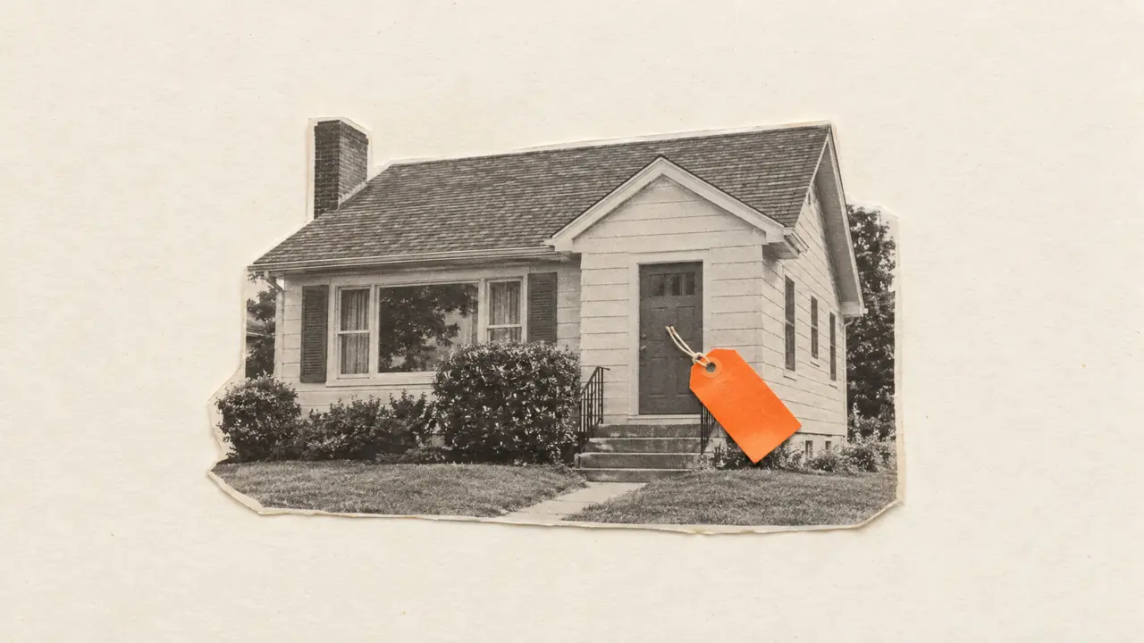 Collage d'une photo ancienne d'une maison avec une étiquette de prix vierge en papier orange nouée à la poignée