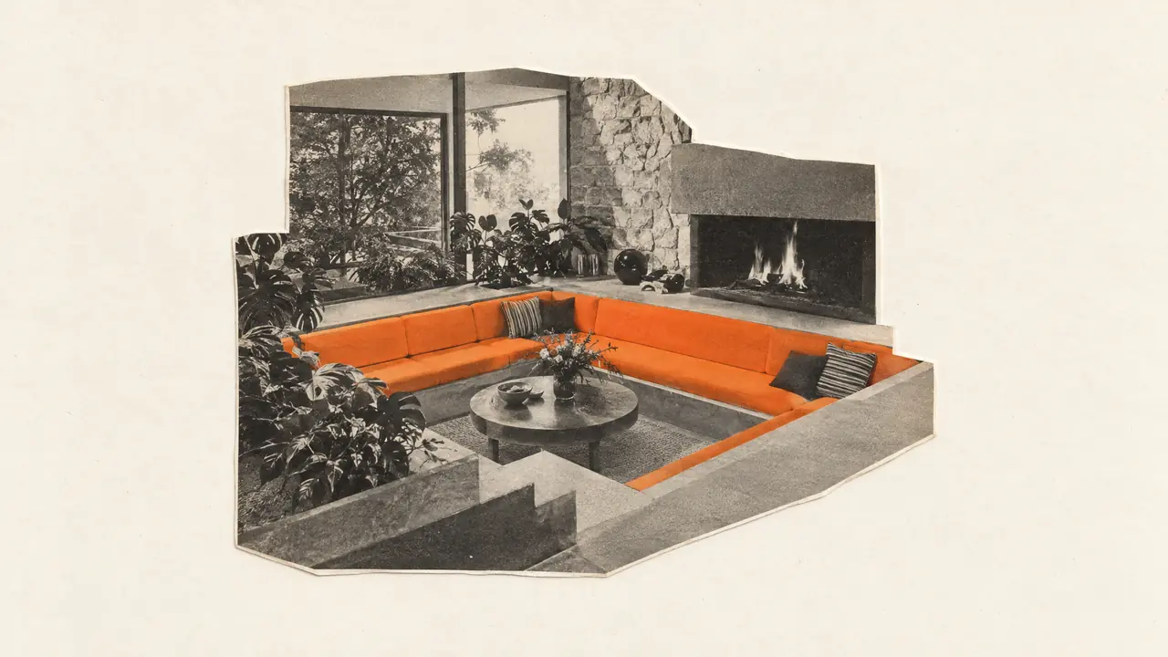 Collage d'une photo de magazine des années 70 d'un salon en contrebas, le canapé intégré en papier orange