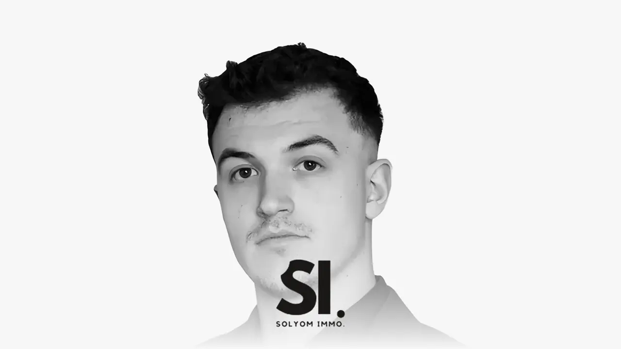 Ritratto in bianco e nero di Patrick-Luis Solyom con il logo di Solyom Immo