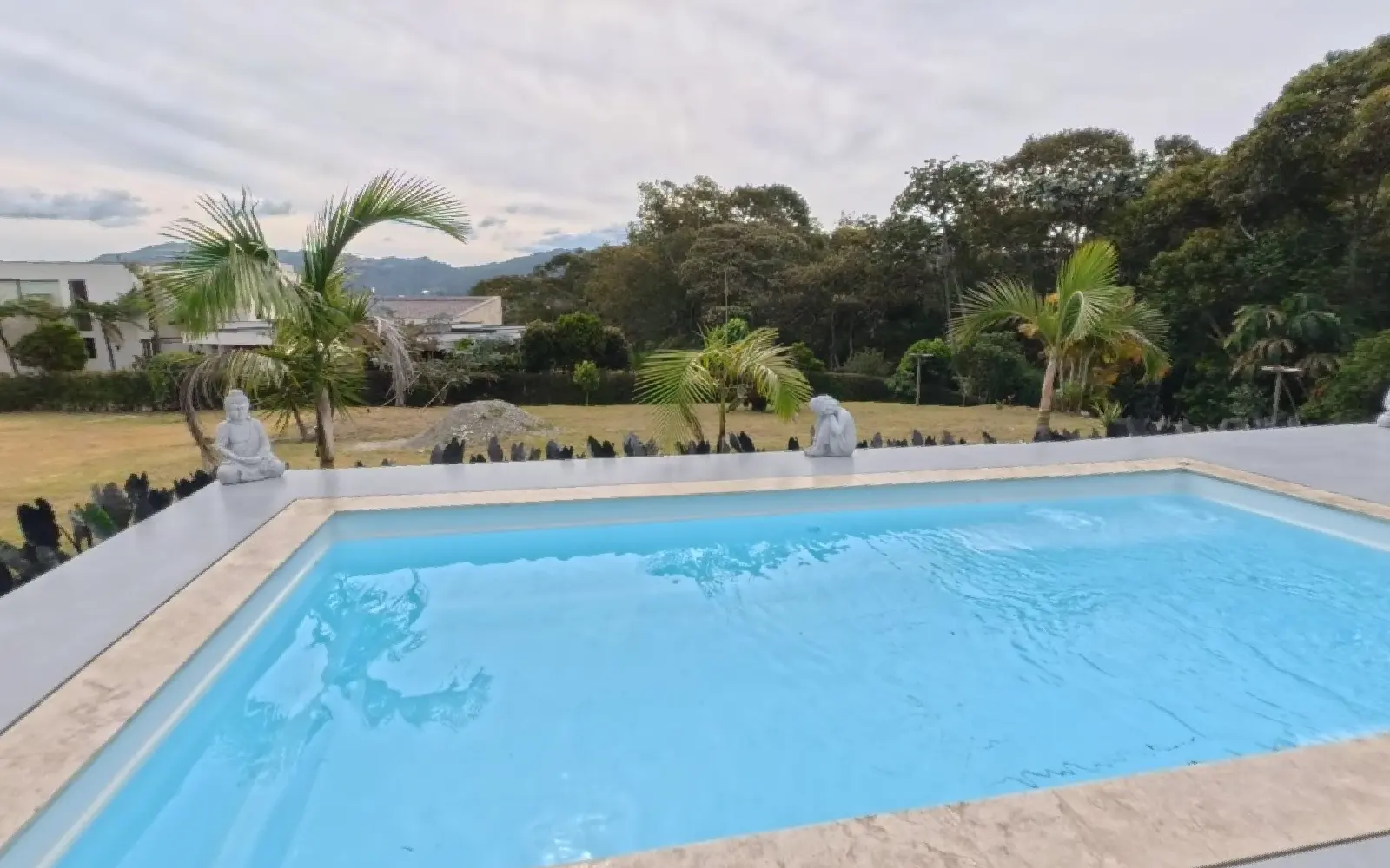 Piscina e jardim de uma casa, de um tour virtual 360° feito com a Pedra