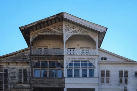 Casa descuidada y casa renovada en venta