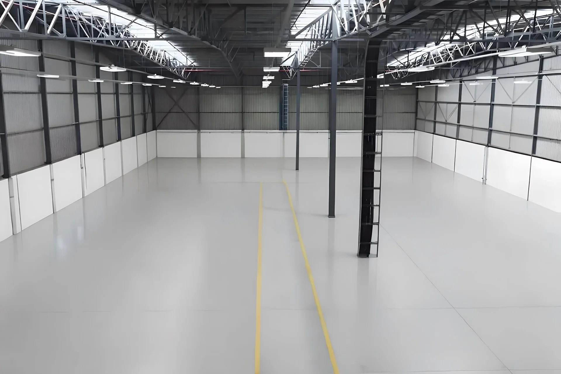 Después de la puesta en escena virtual con IA nave industrial con espacio de piso vacío