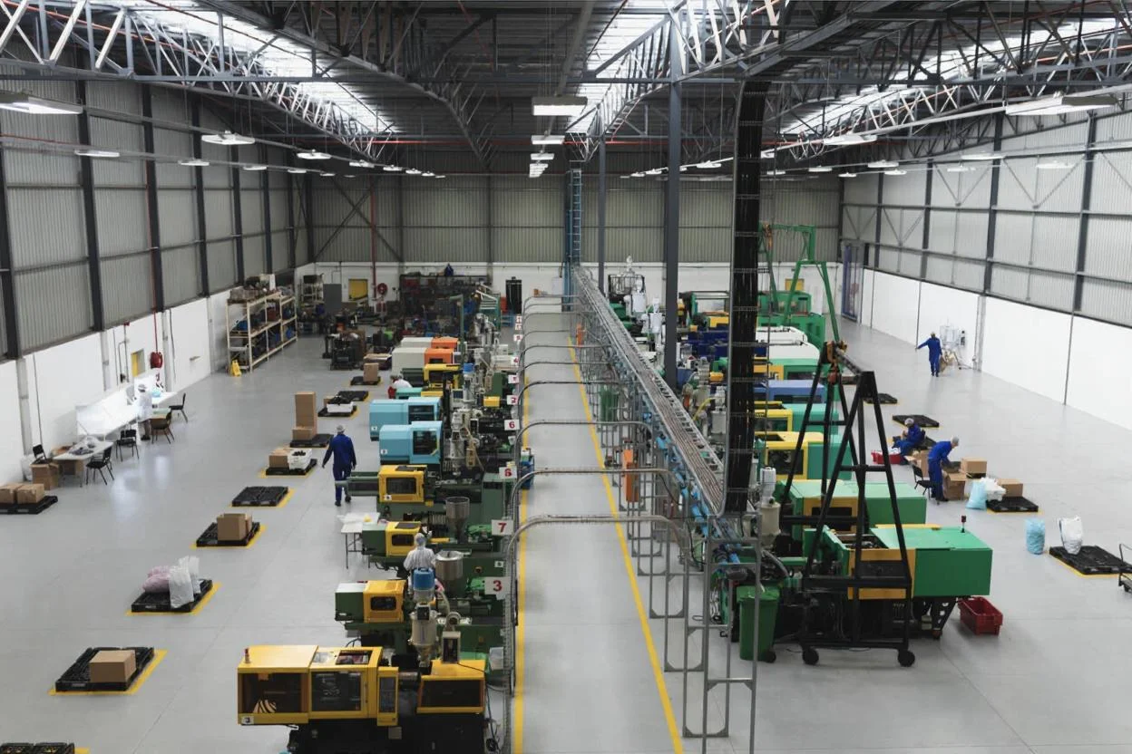 Antes de la puesta en escena virtual nave industrial llena de maquinaria y desorden
