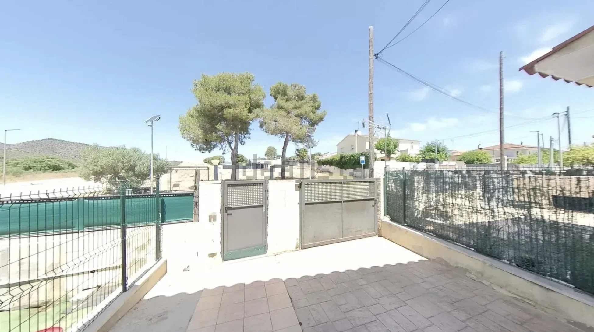 Antes - Entrada pavimentada vazia da moradia geminada em Santa Oliva