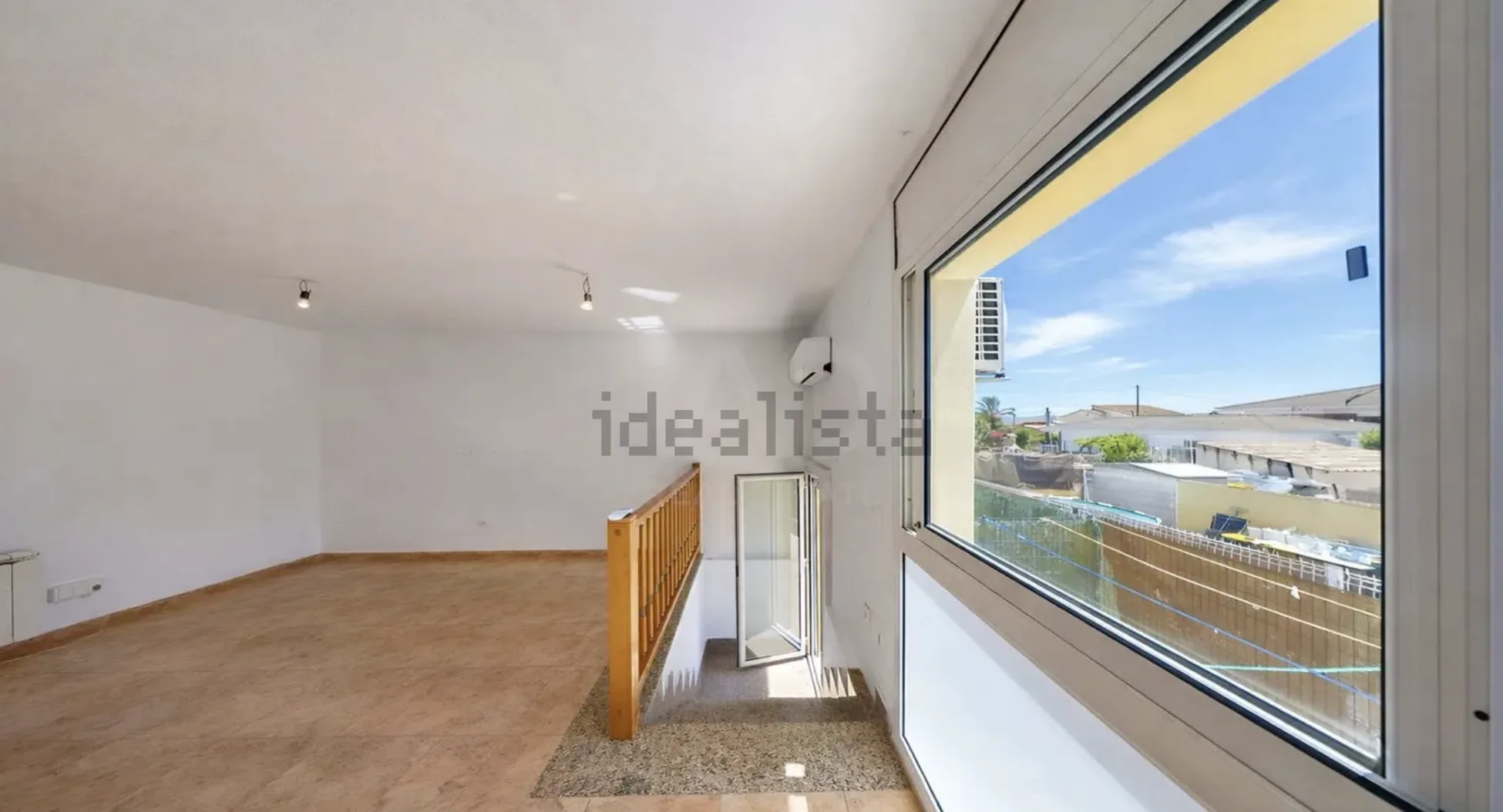 Antes - Sala vazia com grande janela panorâmica