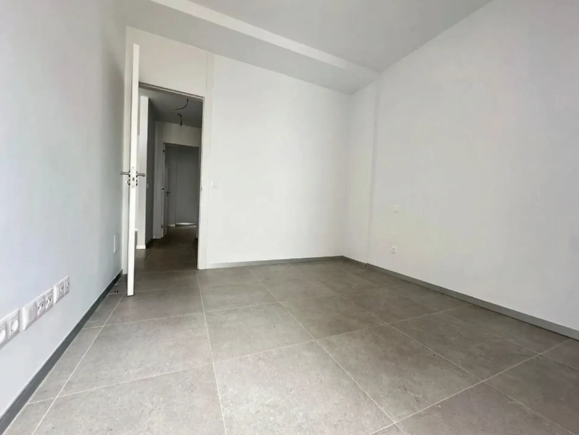 Antes del home staging virtual - Dormitorio vacío en obra nueva