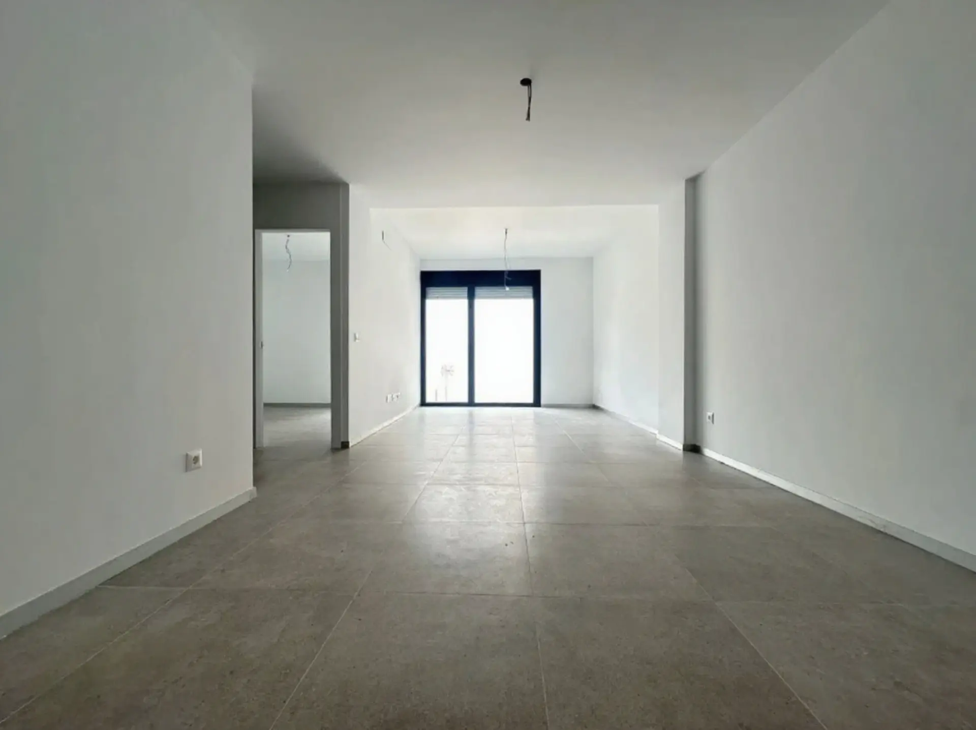 Antes del home staging virtual - Área de sala y comedor vacía