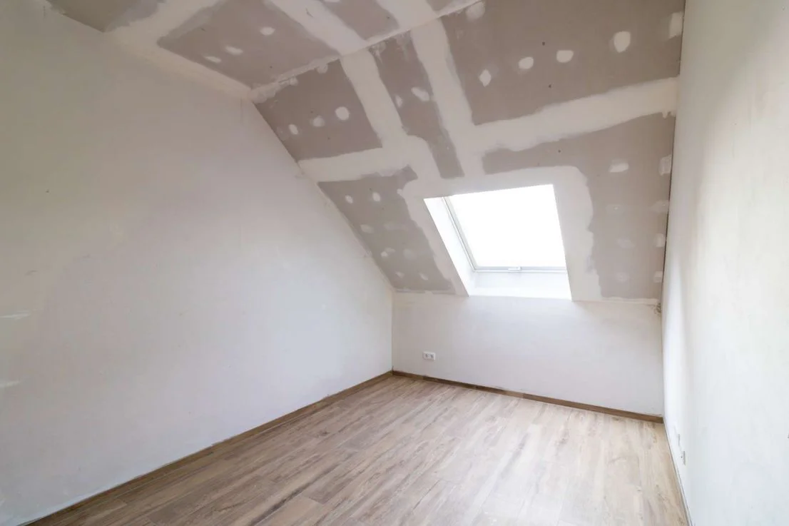 Antes de la puesta en escena virtual - espacio de oficina en construcción sin terminar