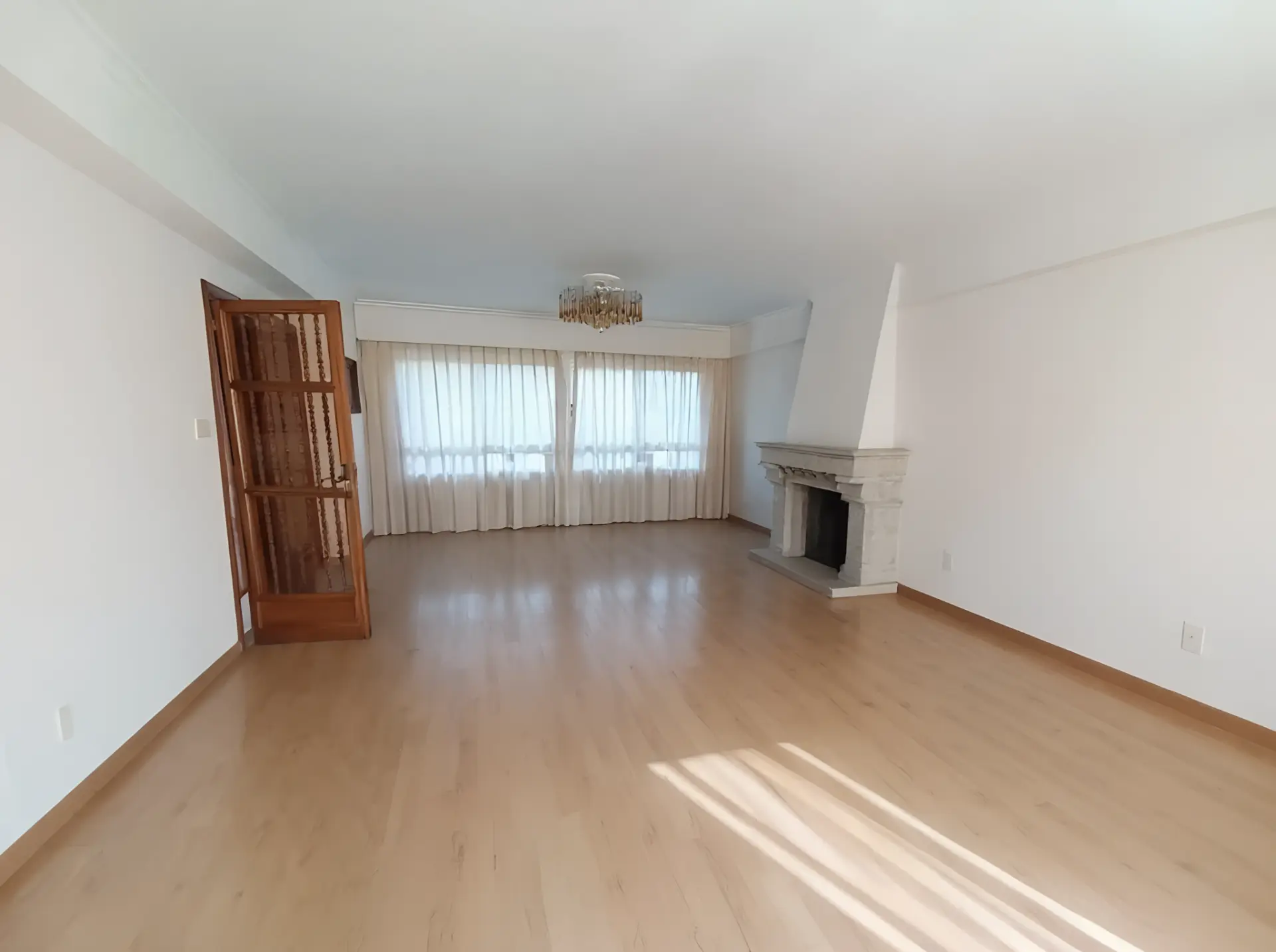 Después: Sala de estar vacía con muebles eliminados usando IA