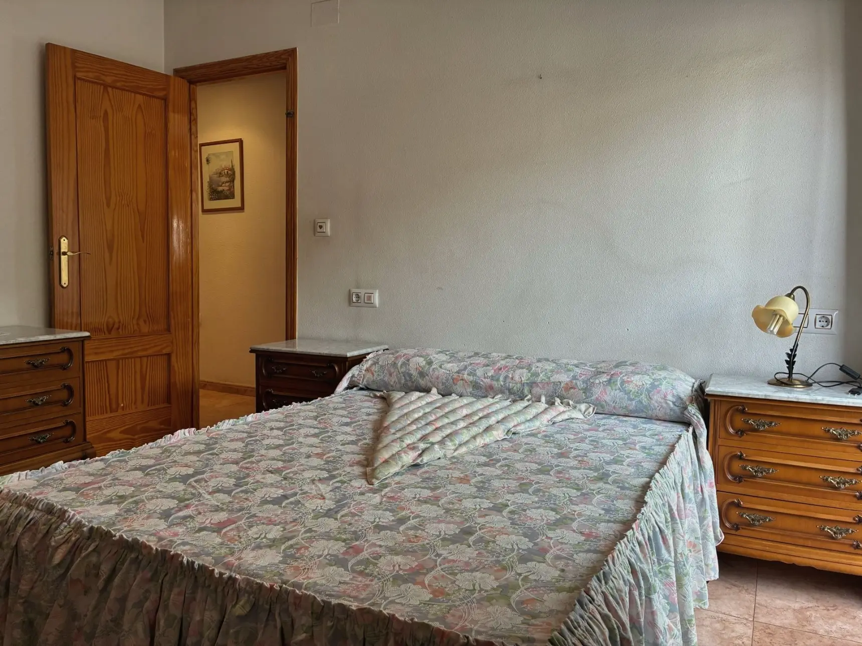 Vor dem virtuellen Home Staging - altes Schlafzimmer mit veralteten Möbeln